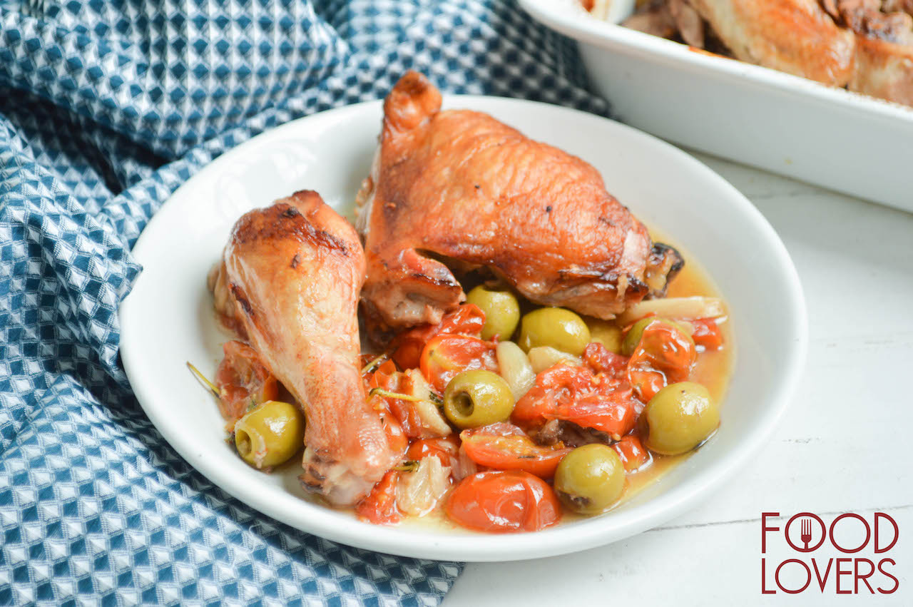 Pollo asado con tomates y aceitunas