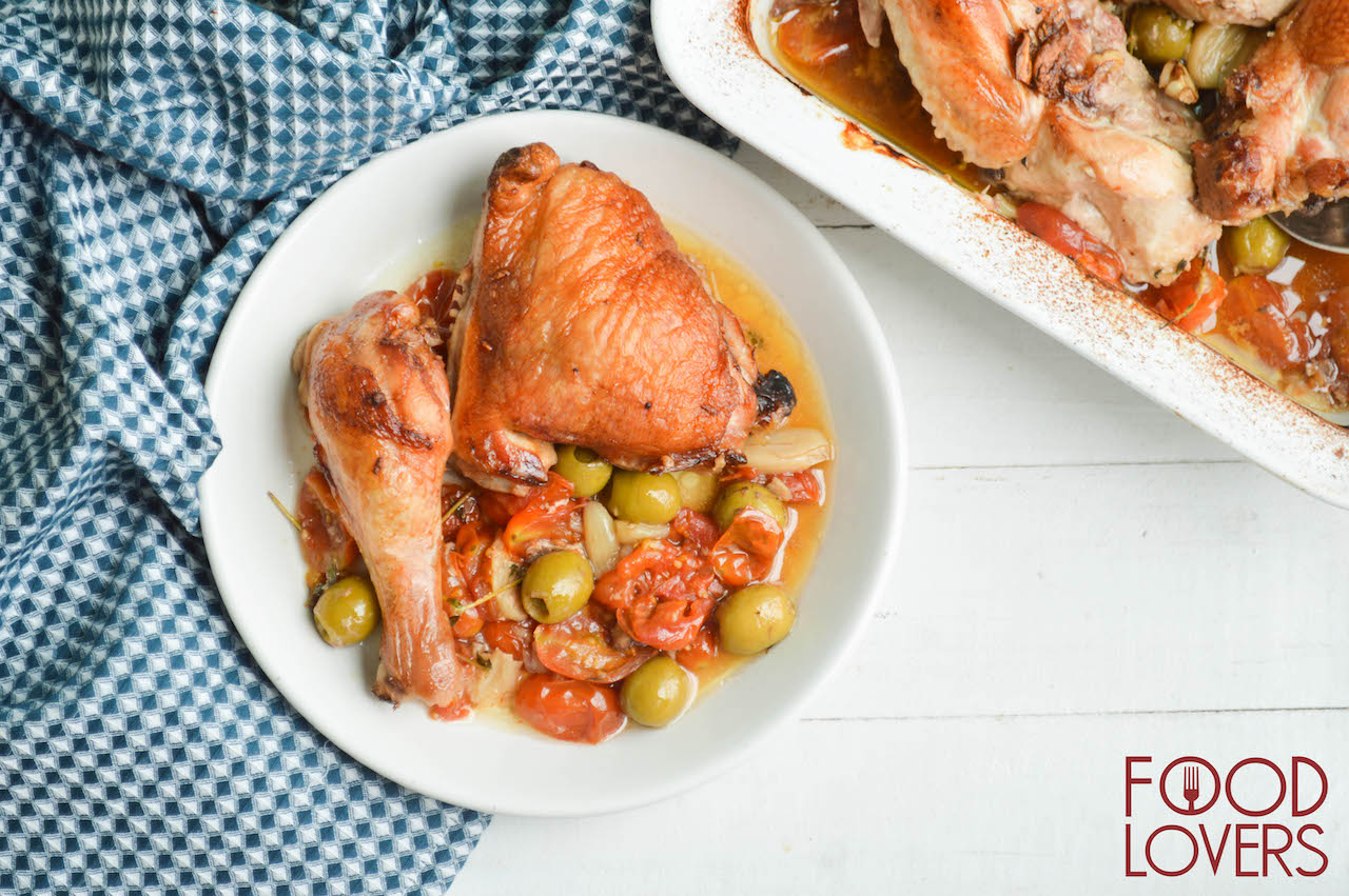 Pollo asado con tomates y aceitunas